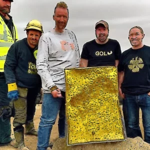 Artistic representation for Metal Detectorist Unearths Largest Gold Nugget Ever Found in England And It Worth $40 , 000